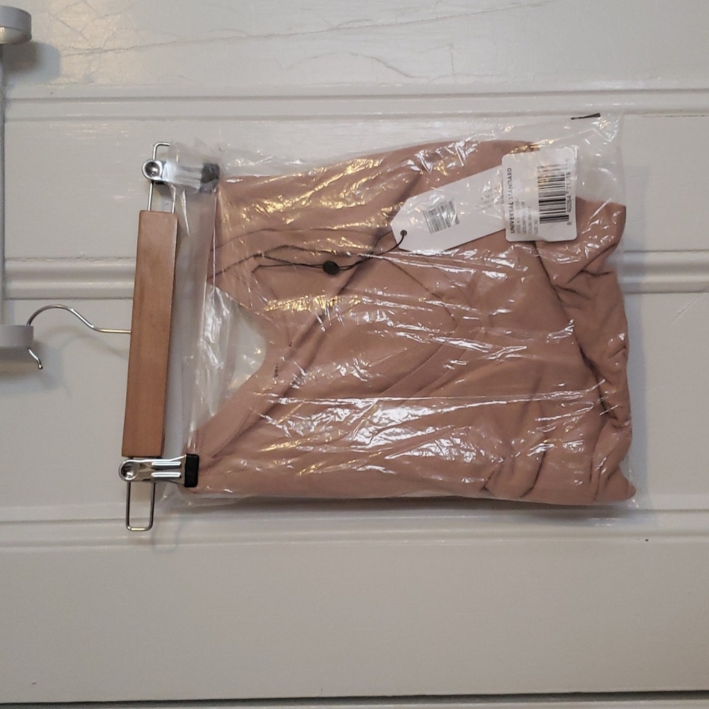 NWT XS Universal Standard V Rex tee in Brush